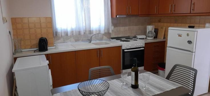 Maria'S Apartment Порос Екстер'єр фото